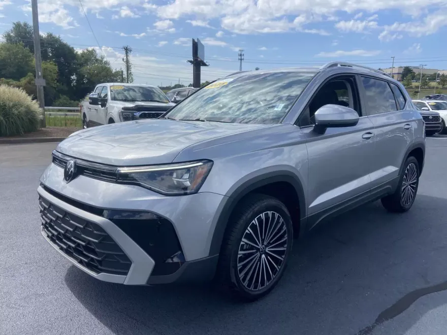 2025 Volkswagen Taos SE photo 1