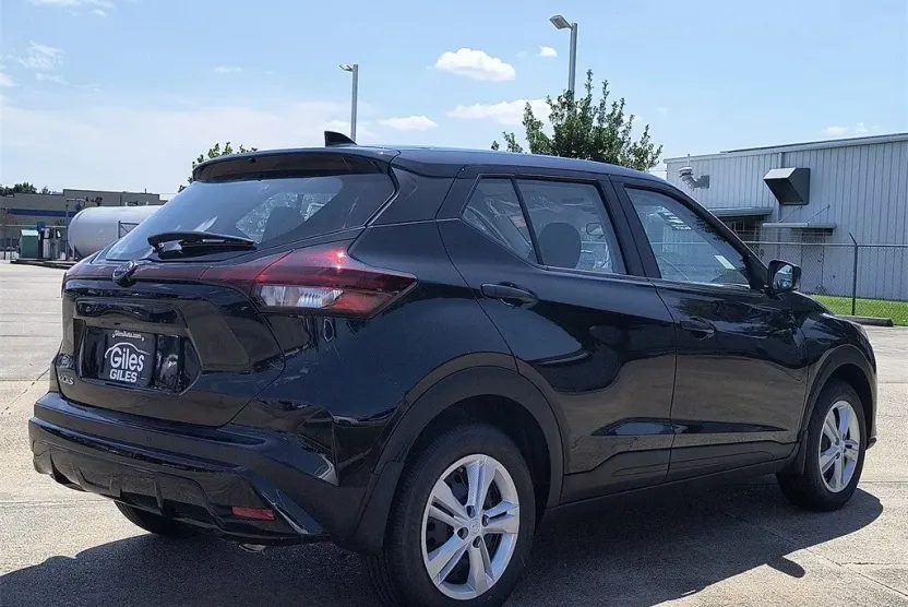 2025 Nissan Kicks Play S photo 1