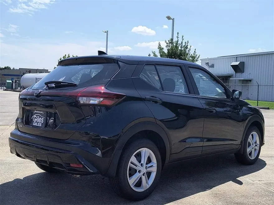 2025 Nissan Kicks Play S photo 1