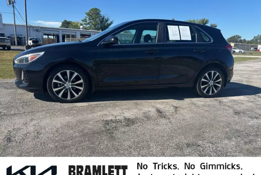 2019 Hyundai Elantra GT Base photo 1