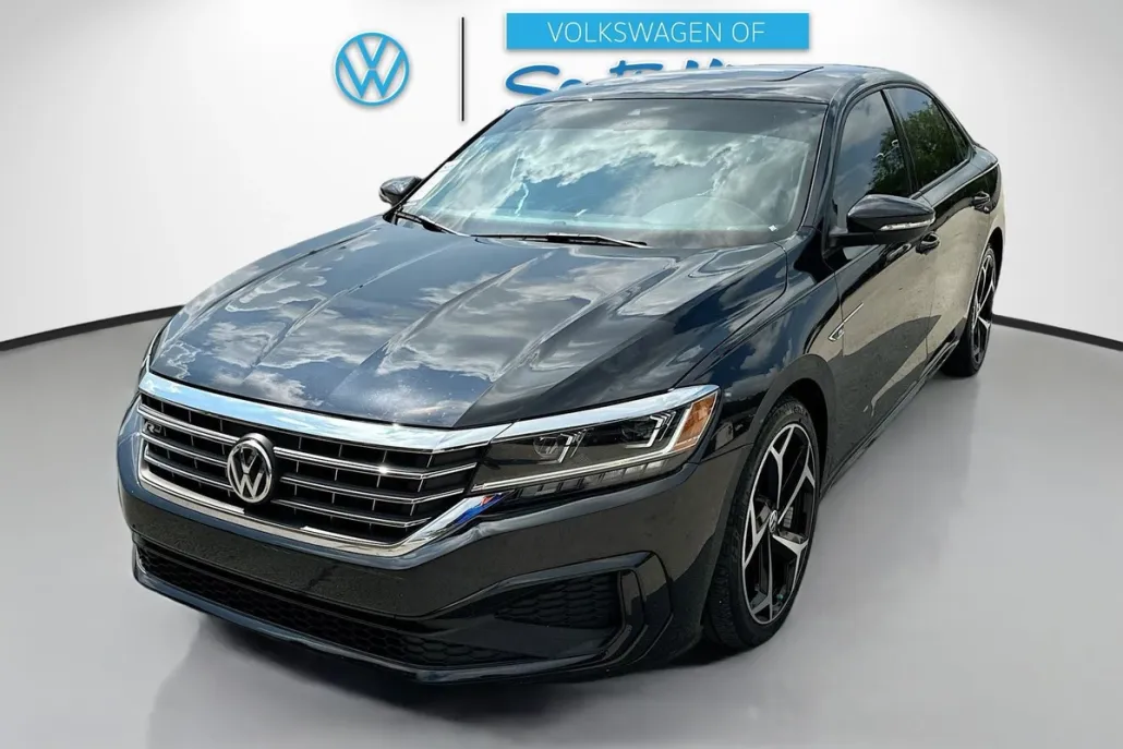 2022 Volkswagen Passat 2.0T R-Line photo 1