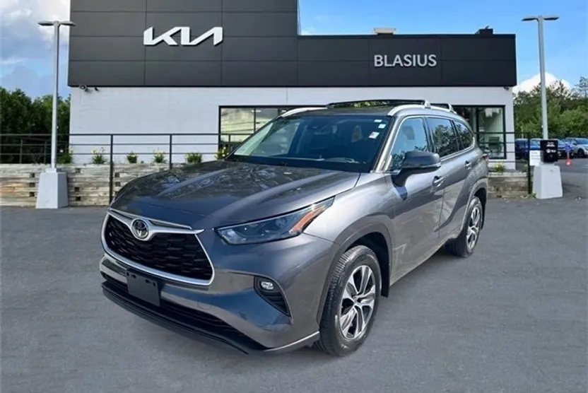 2022 Toyota Highlander XLE photo 1