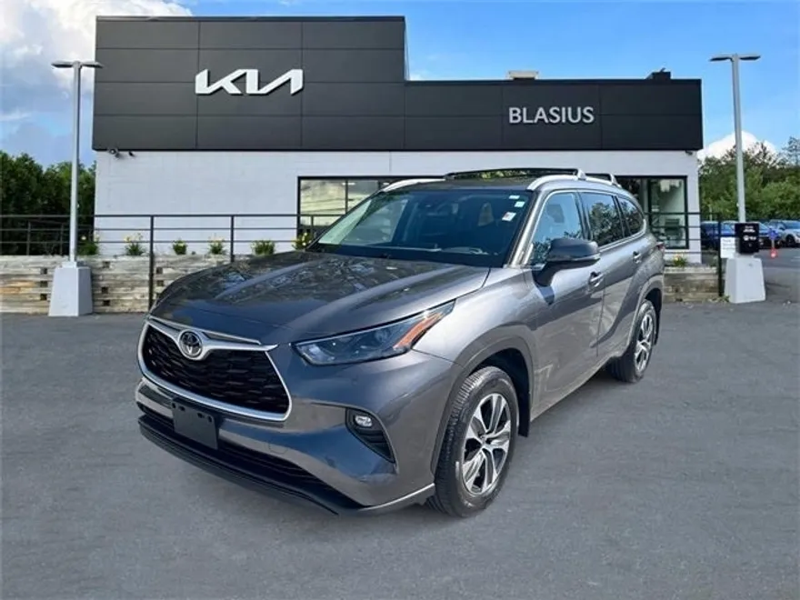 2022 Toyota Highlander XLE photo 1