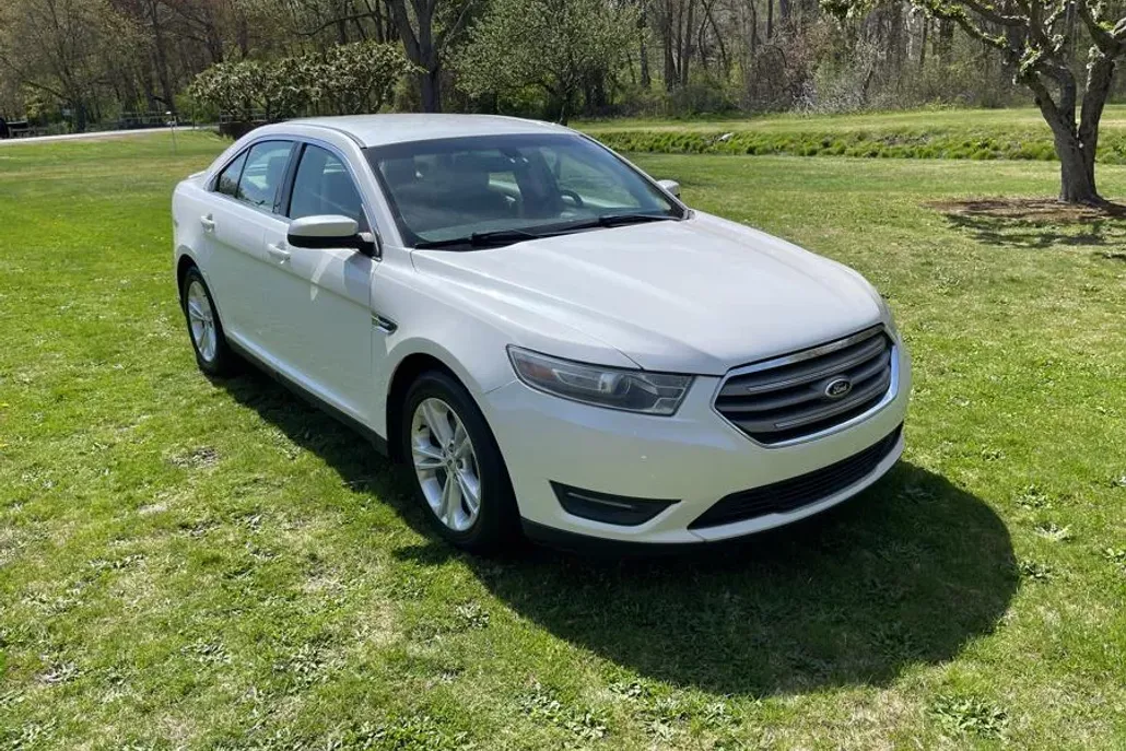 2014 Ford Taurus SEL photo 1