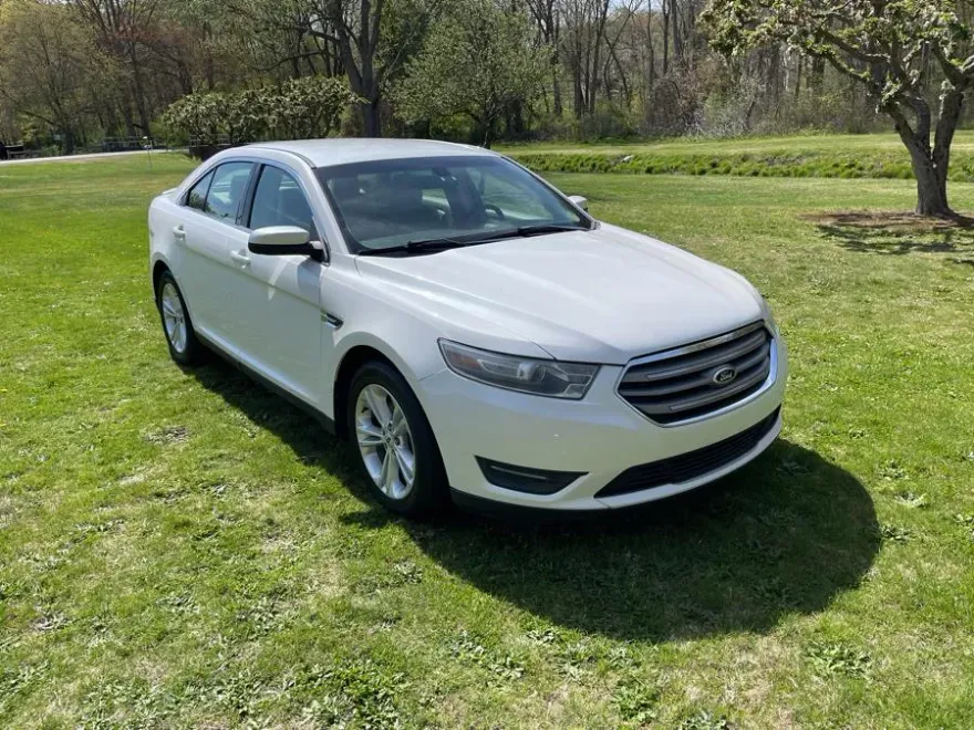 2014 Ford Taurus SEL photo 1