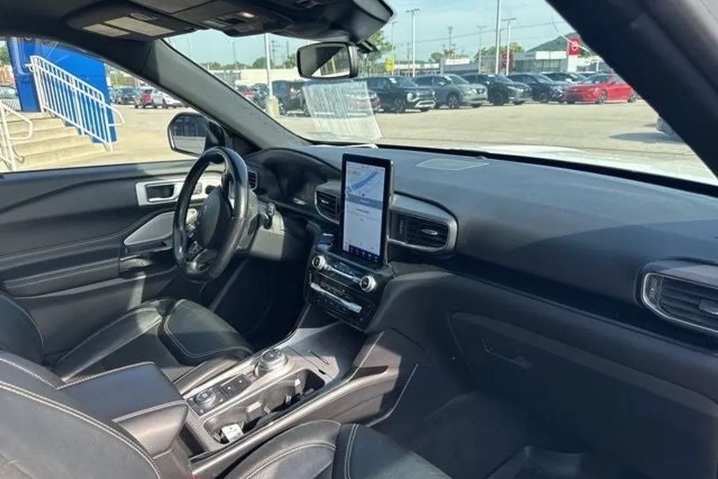 2022 Ford Explorer ST photo 1