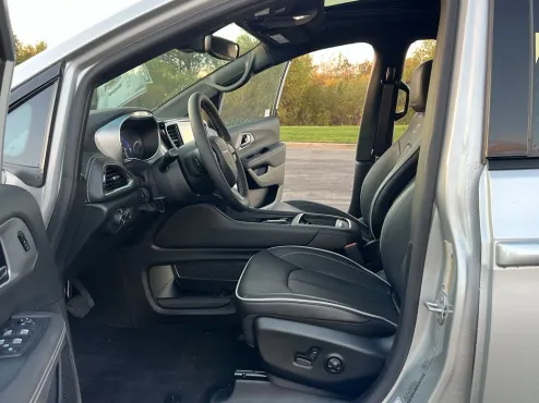 2026 Chrysler Pacifica Limited photo 4