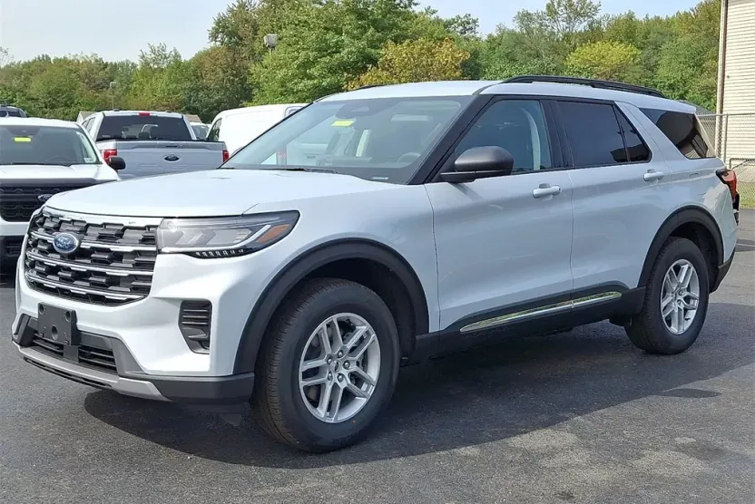 2025 Ford Explorer photo 1
