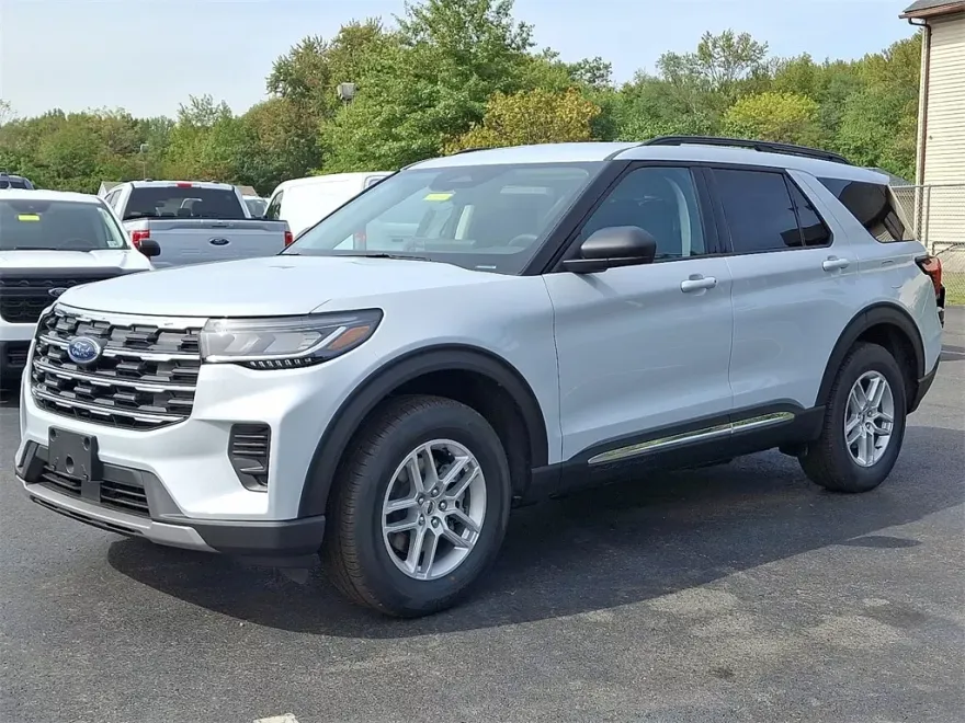2025 Ford Explorer photo 1