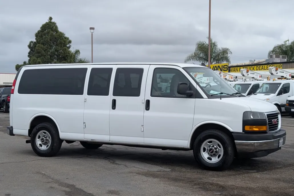 2018 Gmc Savana 3500 Passenger photo 1