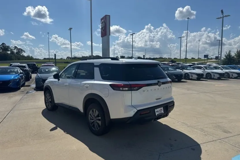 2025 Nissan Pathfinder SV photo 1