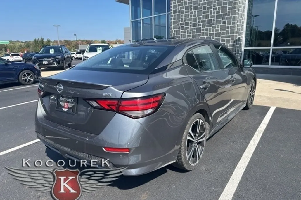 2022 Nissan Sentra SR photo 1