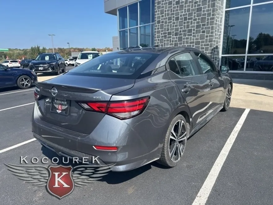 2022 Nissan Sentra SR photo 1