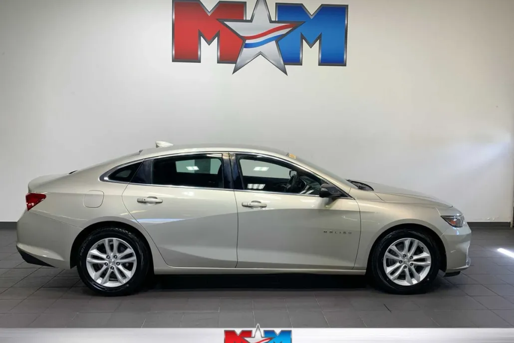 2016 Chevrolet Malibu 1LT photo 1