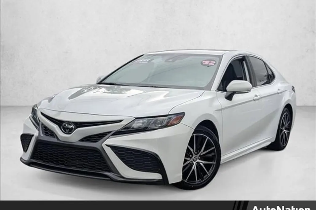 2022 Toyota Camry SE photo 1