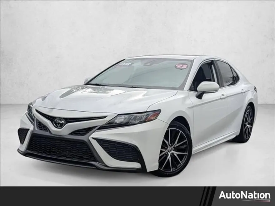 2022 Toyota Camry SE photo 1