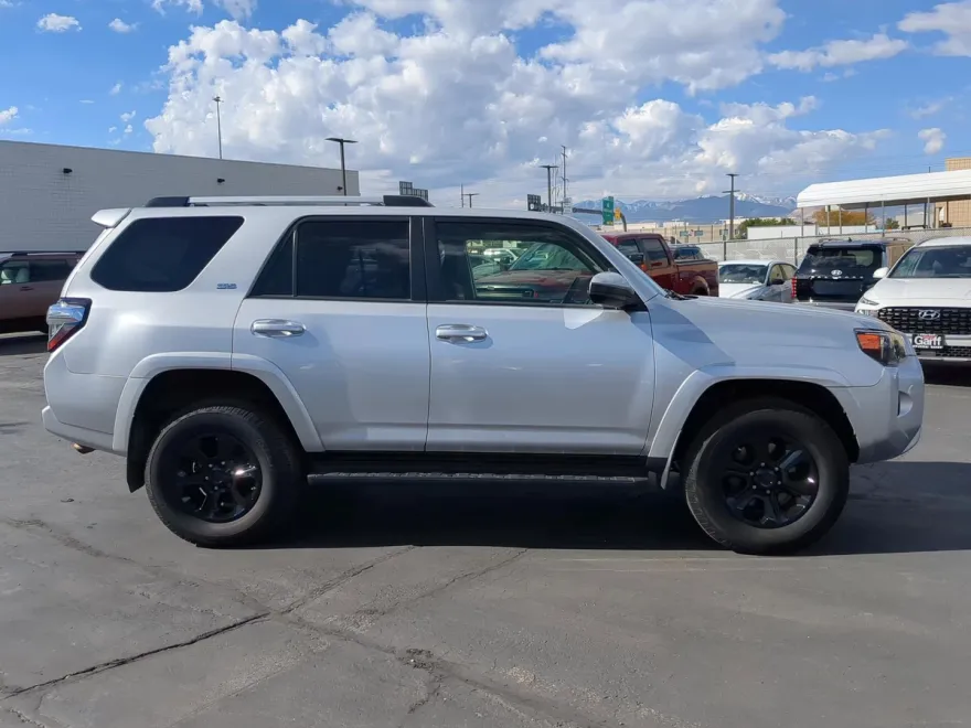 2019 Toyota 4Runner SR5 photo 1