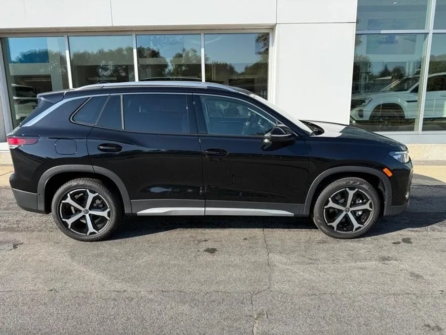 2025 Volkswagen Tiguan SE photo 1
