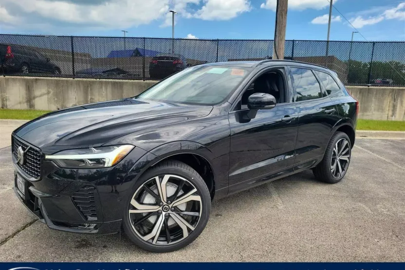 2025 Volvo XC60 B5 photo 1