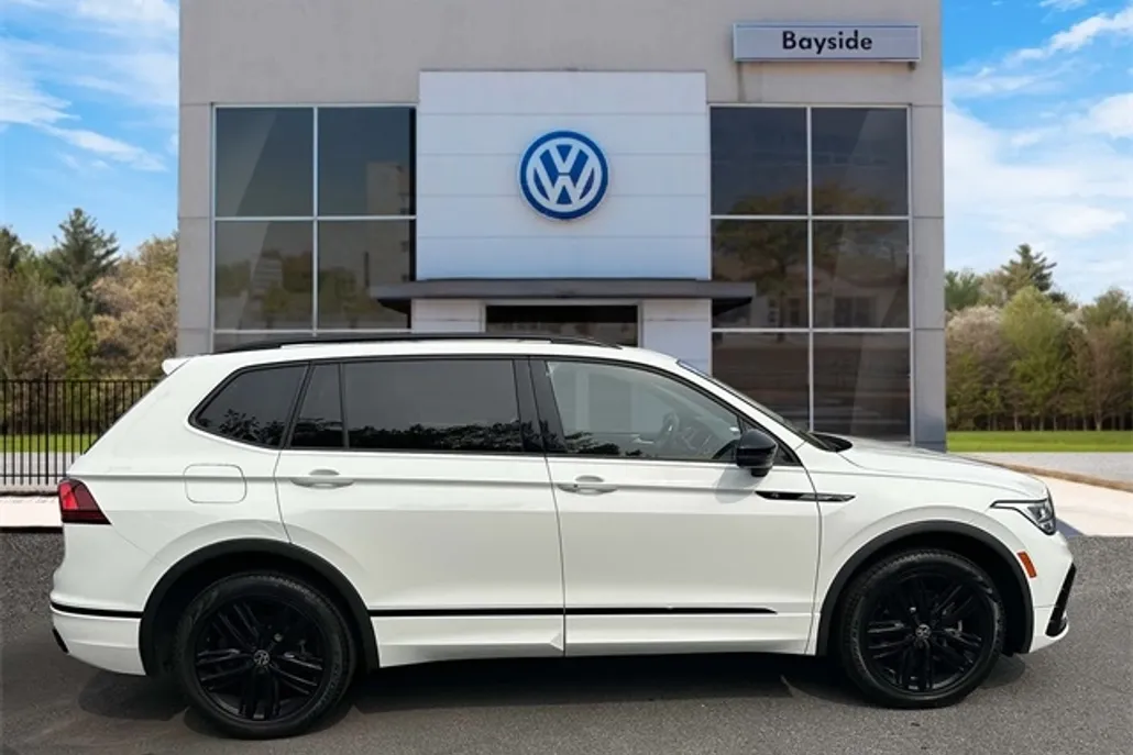 2022 Volkswagen Tiguan SE R-Line Black photo 1