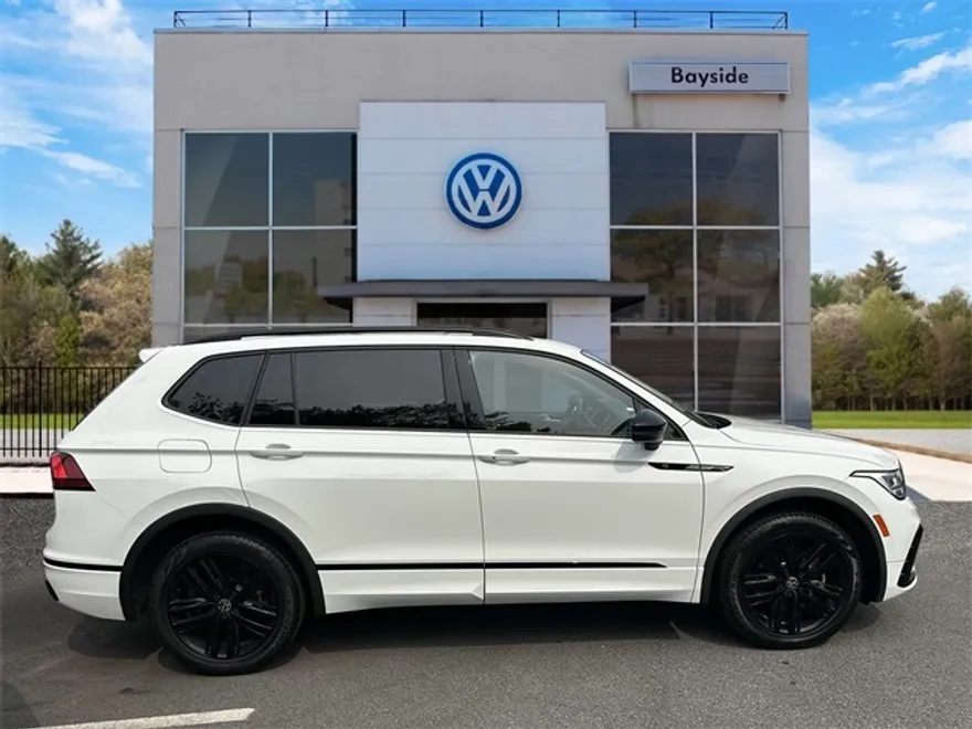 2022 Volkswagen Tiguan SE R-Line Black photo 1