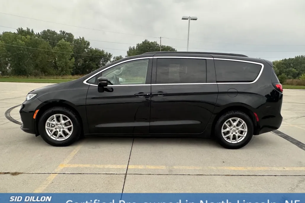 2022 Chrysler Pacifica Touring L photo 1