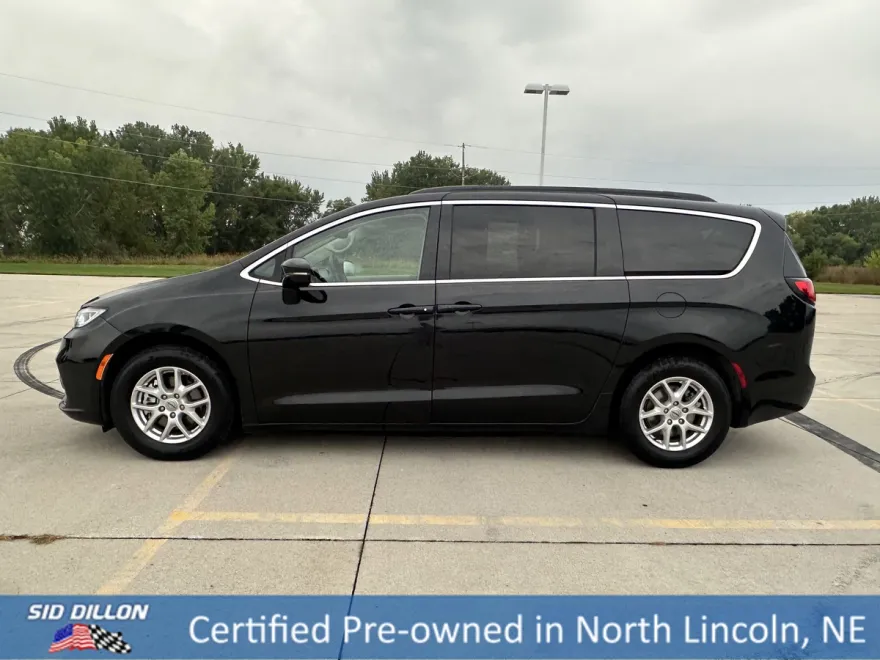2022 Chrysler Pacifica Touring L photo 1