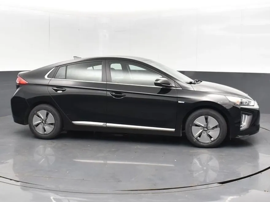 2020 Hyundai Ioniq SE photo 1