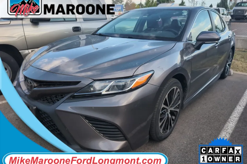 2019 Toyota Camry SE photo 1