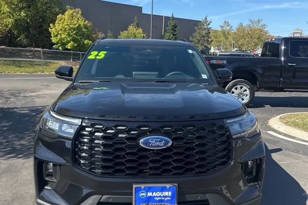 2025 Ford Explorer ST-Line photo 1