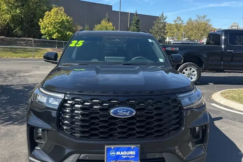 2025 Ford Explorer ST-Line photo 1