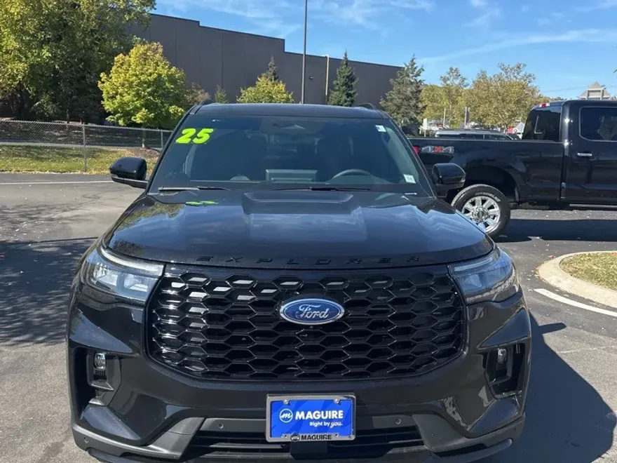 2025 Ford Explorer ST-Line photo 1