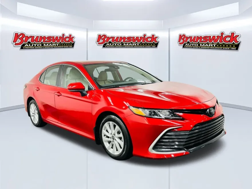 2023 Toyota Camry LE photo 1