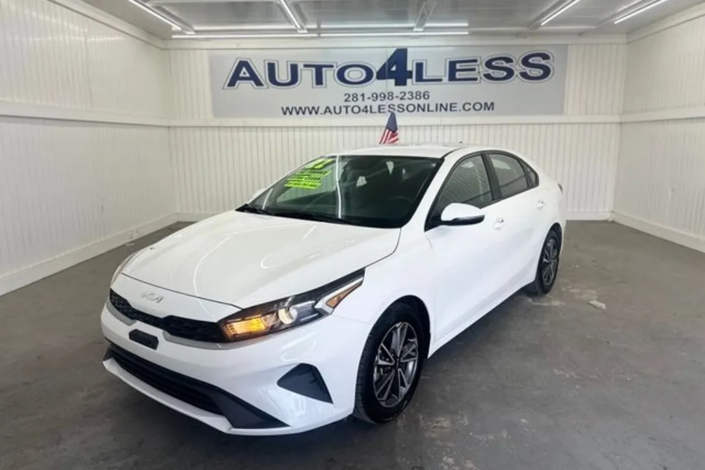 2022 Kia Forte LXS photo 1