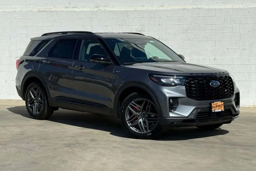 2025 Ford Explorer ST-Line photo 1