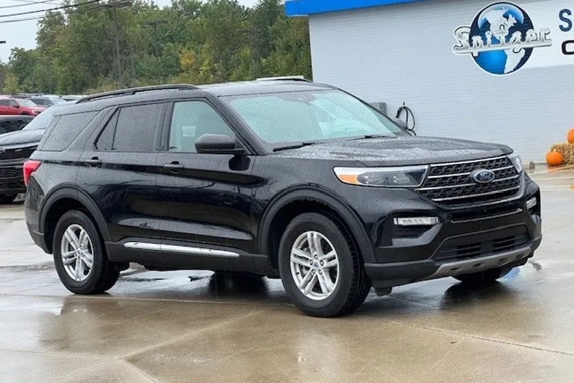 2023 Ford Explorer XLT photo 1