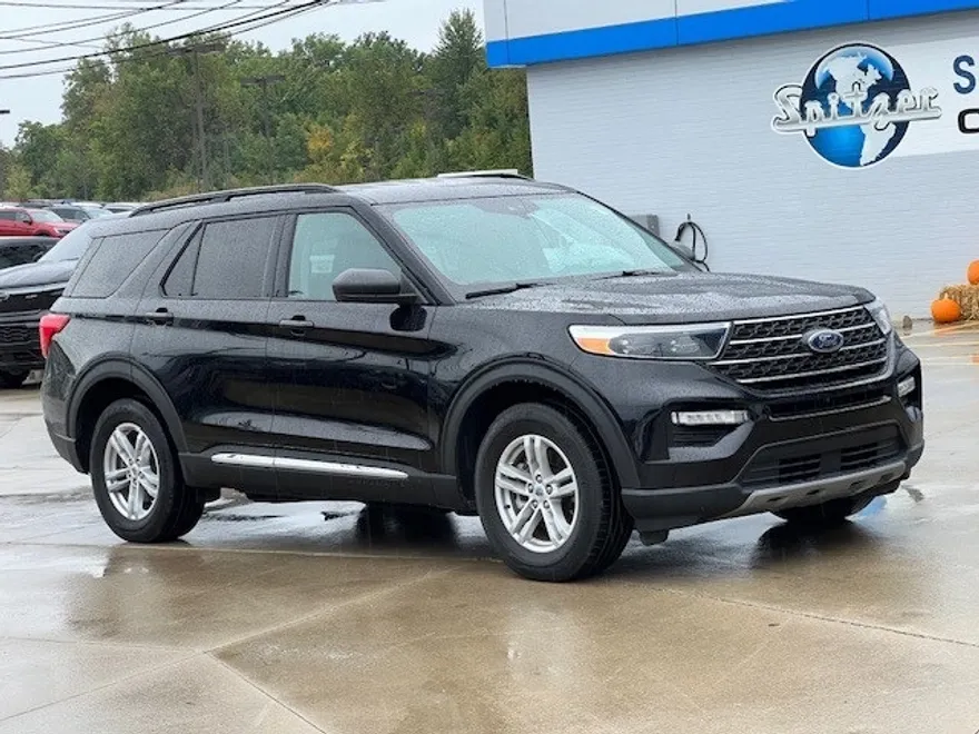 2023 Ford Explorer XLT photo 1
