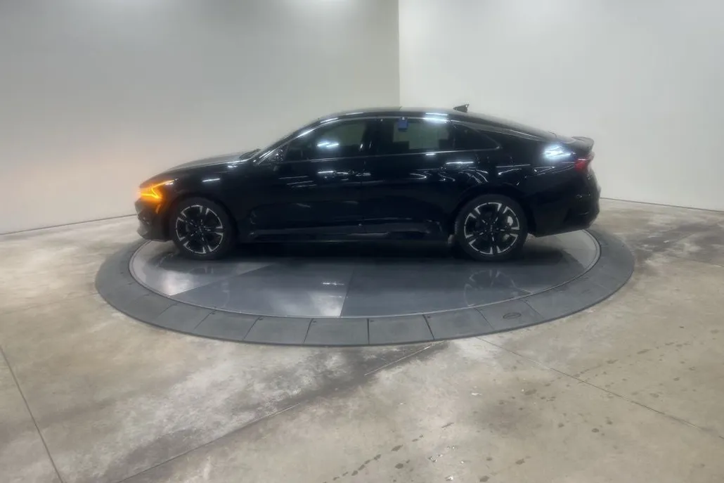 2022 Kia K5 GT-Line photo 1
