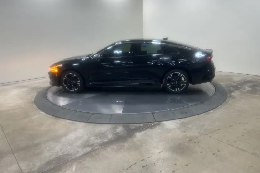 2022 Kia K5 GT-Line photo 1
