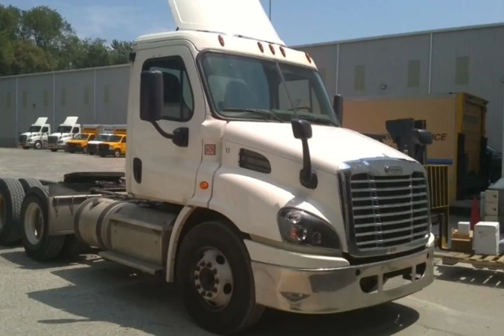2018 Freightliner Cascadia 113" sleeper cab photo 1
