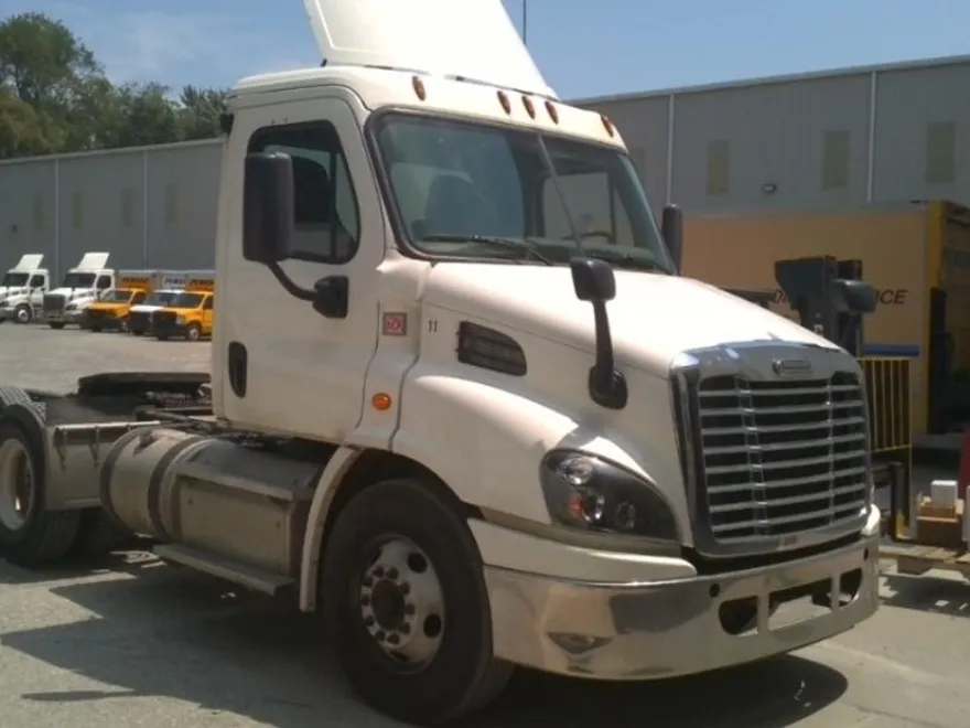 2018 Freightliner Cascadia 113" sleeper cab photo 1
