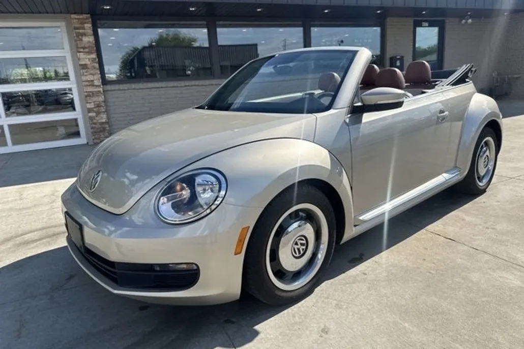 2015 Volkswagen Beetle Convertible 1.8T Classic photo 1
