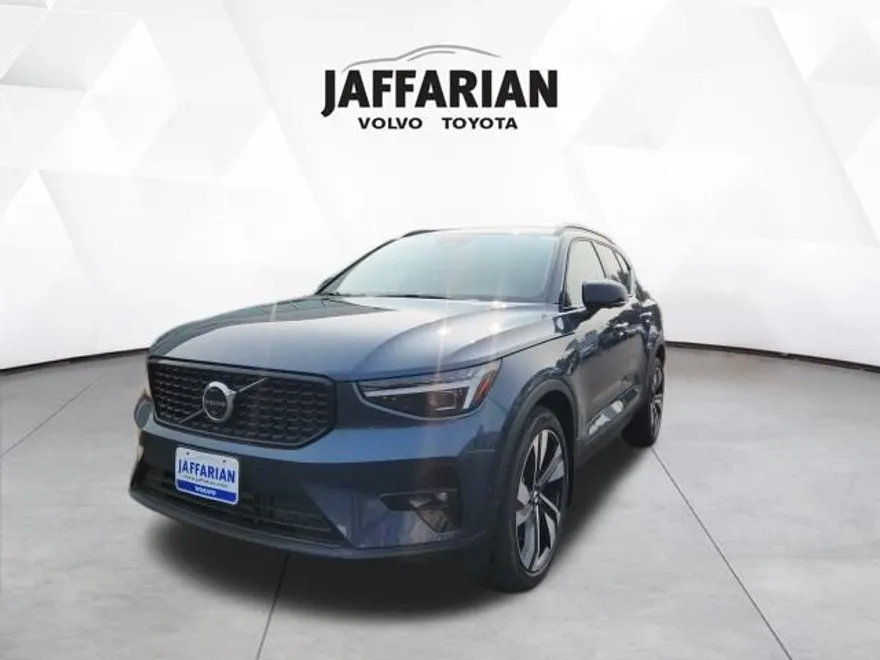2026 Volvo XC40 photo 1