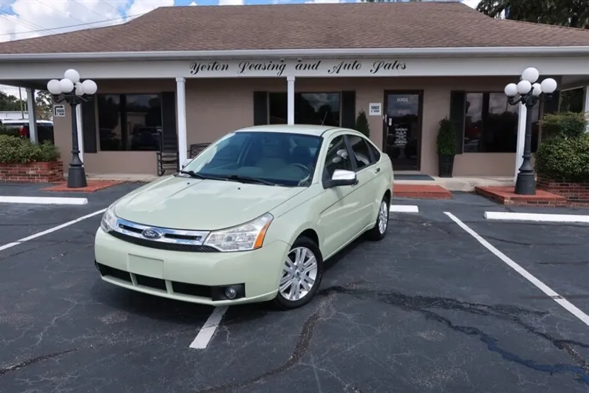 2010 Ford Focus SEL photo 1