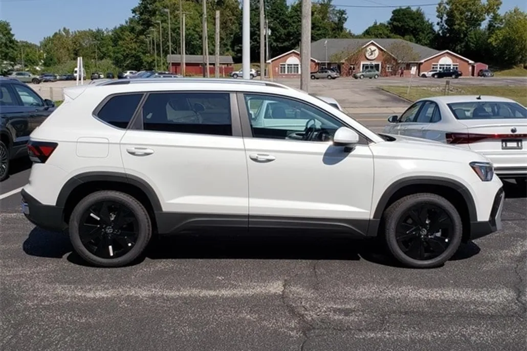 2025 Volkswagen Taos SE photo 1