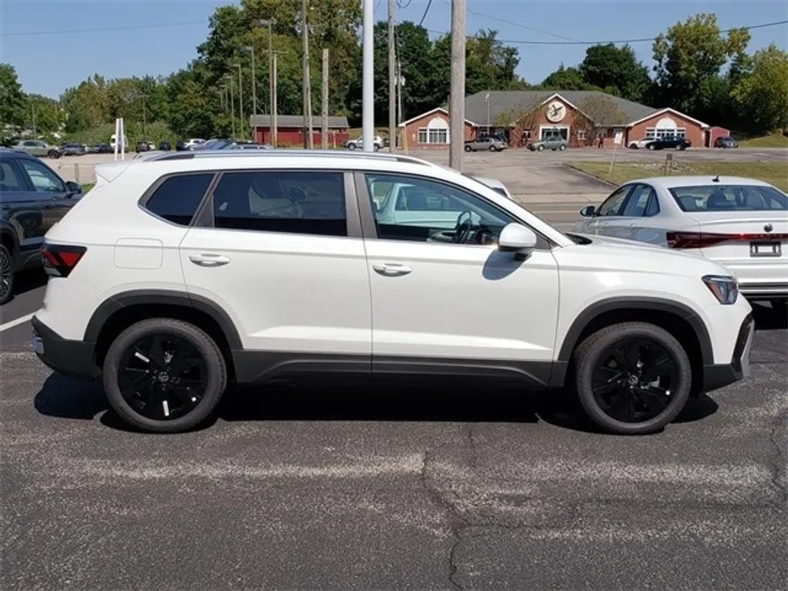 2025 Volkswagen Taos SE photo 1