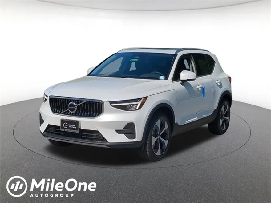 2025 Volvo XC40 Core photo 1