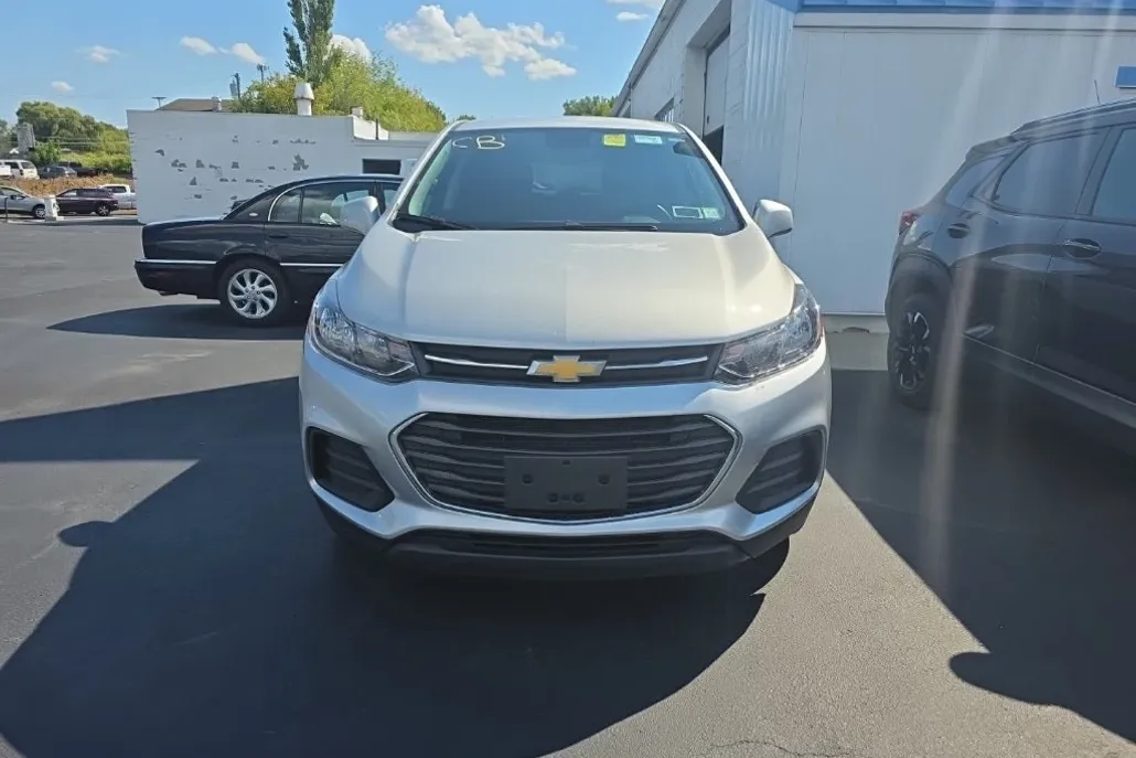 2022 Chevrolet Trax LS photo 1