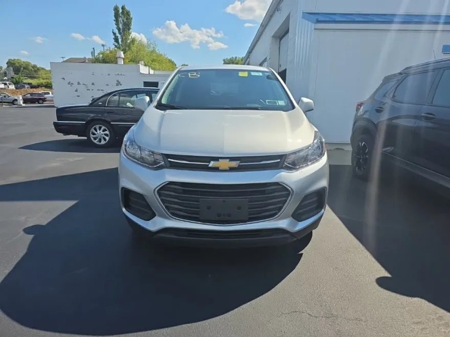 2022 Chevrolet Trax LS photo 1