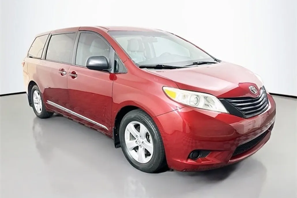 2015 Toyota Sienna L photo 1